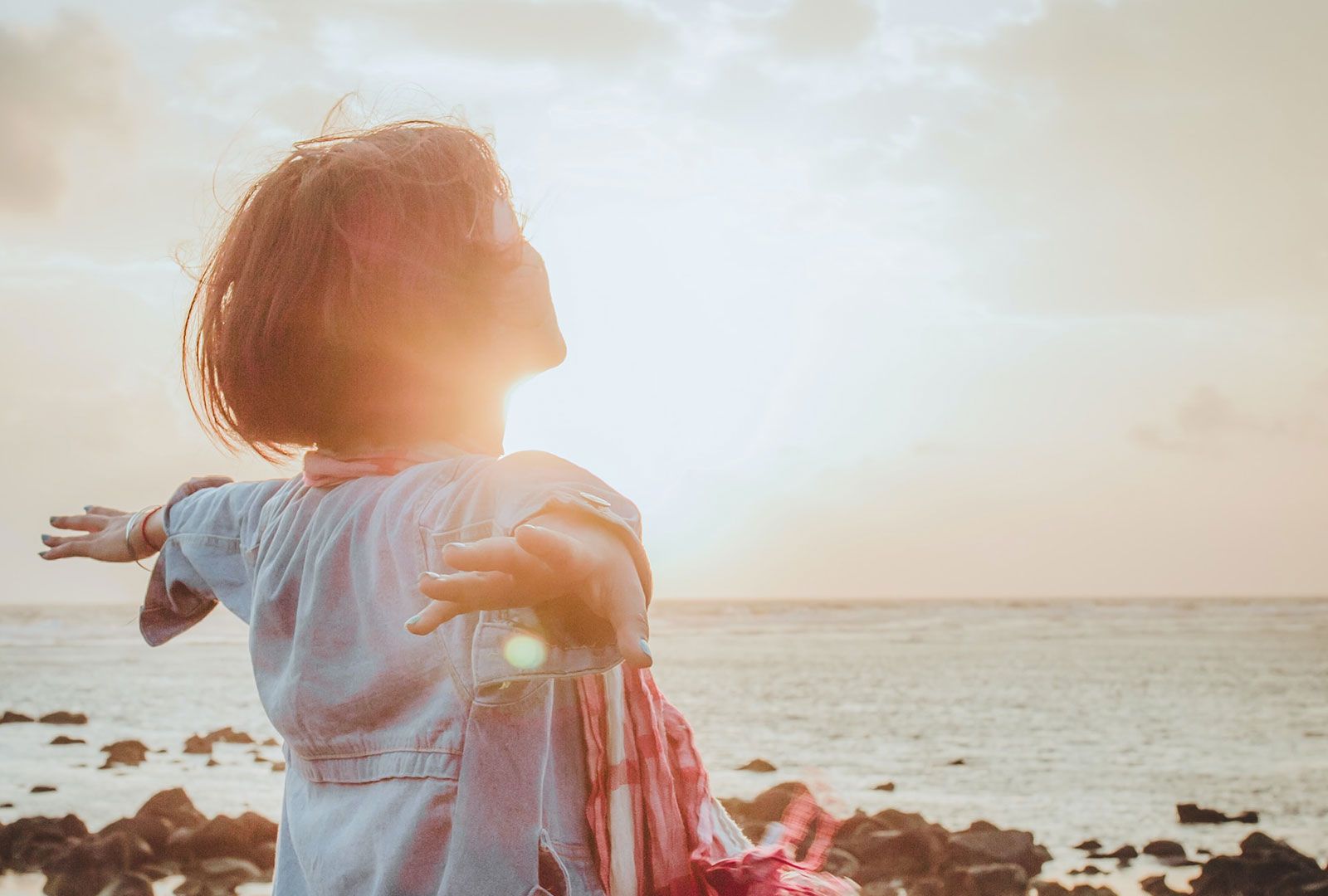 Un enfant qui se reconnecte à la nature avec graines en soi dole