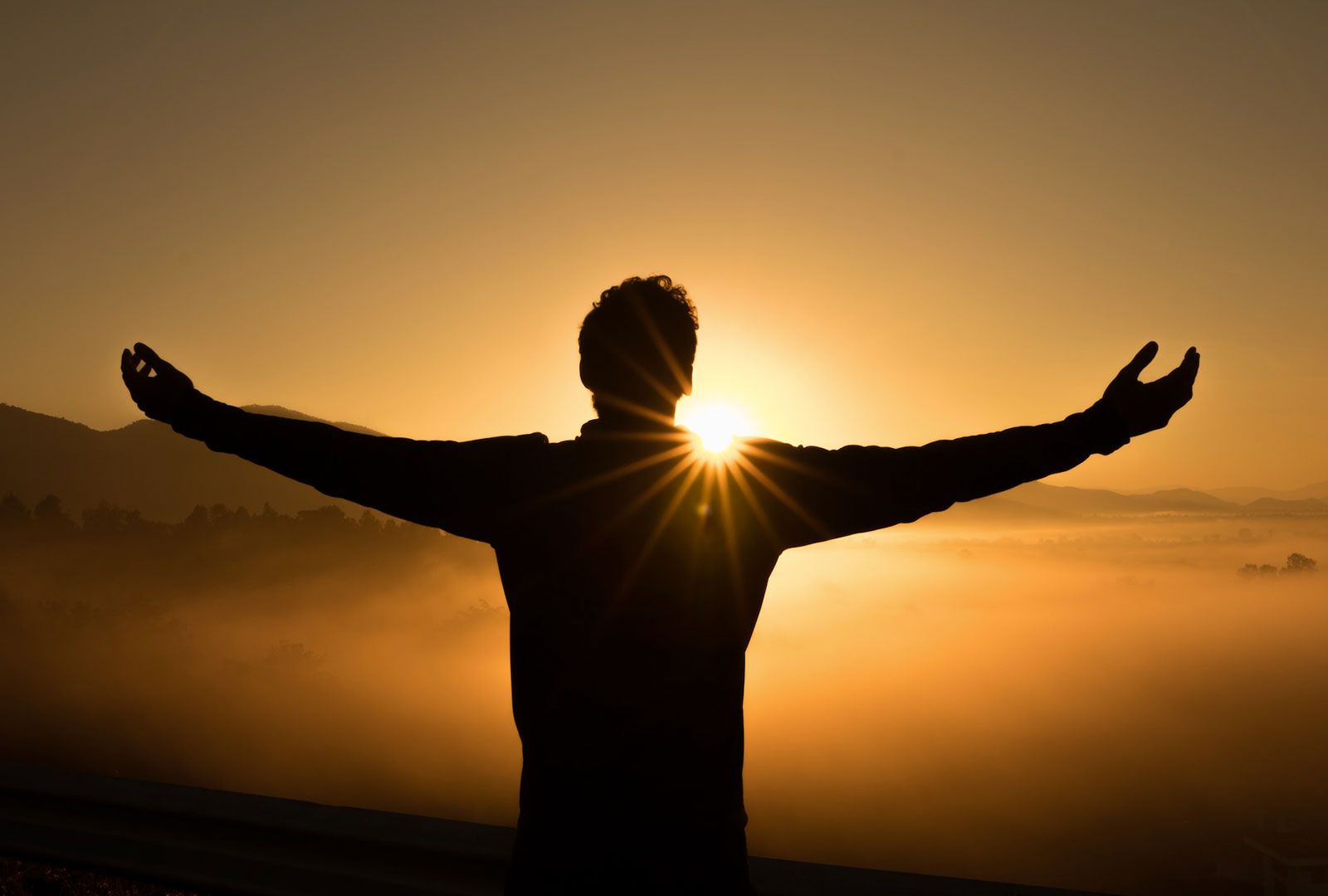 Couché de soleil avec un homme dans la nature avec graines en soi dole